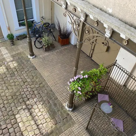Au Jardin Des Deux Ponts *